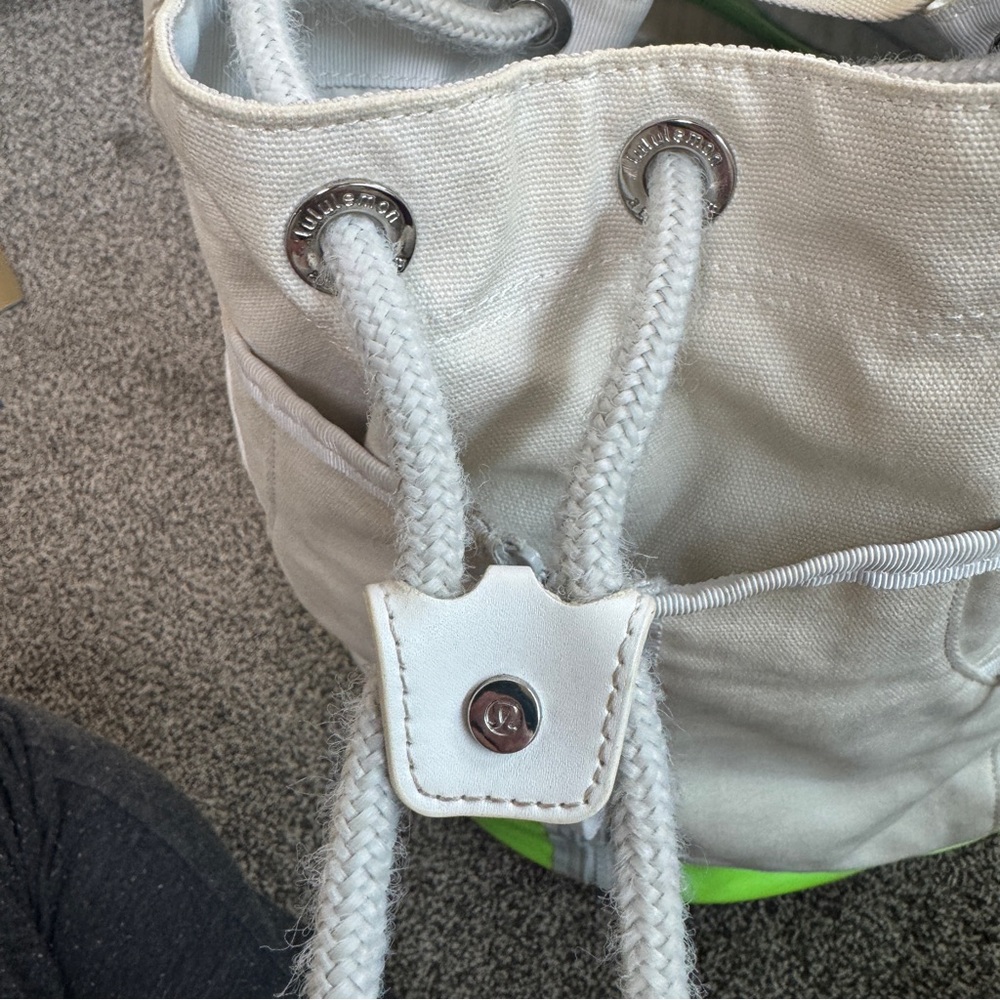 Lululemon Rally Backpack White Neon Green Drawstring Bucket Bag Athletic Gym - Picture 10 of 16